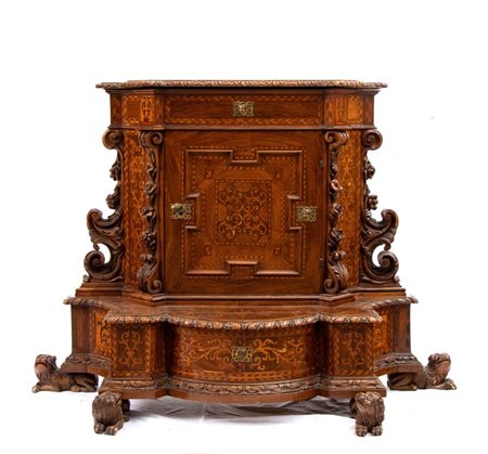  
Inginocchiatoio italiano intarsiato  XVIII secolo 
 Altezza x larghezza x profondità 102x 140x 55 cm