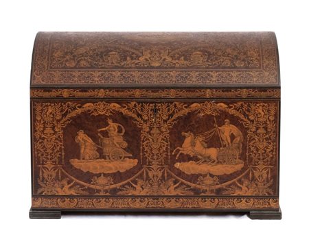  
Baule intarsiato Luigi XVI Italiano  Lombardia, XVIII secolo
 Altezza x larghezza x profondità: 51 x 71 x 41 cm.