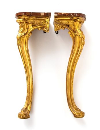  
Coppia di console d'applique italiane angolari, Luigi XV Roma, XVIII secolo
 Altezza x larghezza x profondità: 90 x 45 x 41 cm