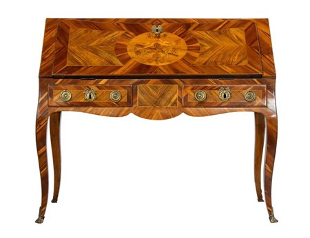  
Ribalta italiana Luigi XVI in carrubo  Napoli, XVIII secolo
 Altezza x larghezza x profondità: 97 x 112 x 51 cm.