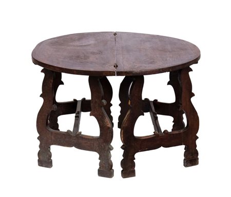  
Coppia di tavoli Luigi XV Italiano a mezzaluna XVIII secolo
 Altezza x lunghezza x profondità: 79 x 125 x 58 cm , misura massima: 180 cm.