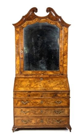  
Trumeau italiano lastronato in noce XVIII secolo
 Altezza x larghezza x profondità: 250 x 112 x 56 cm