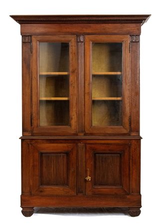  
Vetrina italiana a doppio corpo  Italia centrale, inizio XIX secolo
 Altezza x lunghezza x profondità: 232 x 162 x 52 cm