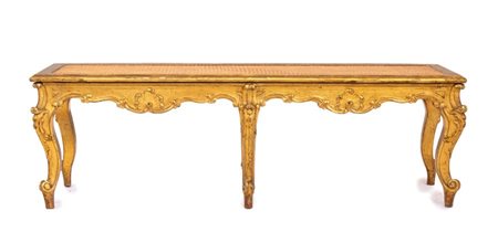  
Panchetto Luigi XVI italiano dorato  Roma, XVIII secolo
 Altezza x lunghezza x profondità: 41 x 131 x 43 cm