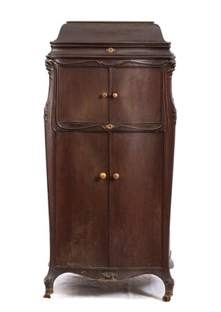 La Voce Del Padrone  
Mobile grammofono voce del padrone Italia, XX secolo
 Altezza x larghezza x profondità: 122 x 59 x 54 cm.