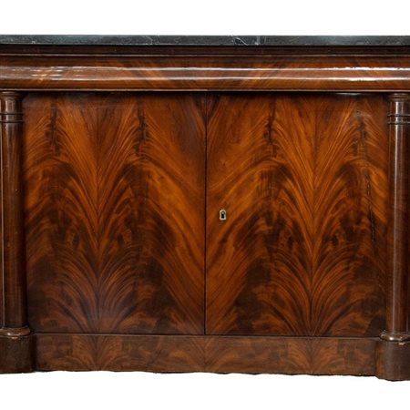  
Cassettone Transizione francese in piuma di mogano  inizio XIX secolo
 Altezza x larghezza x profondità: 95 x 130 x 59,5 cm.