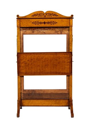 L. Petit  
Copricamino francese Carlo X in legno di acero con intarsi 1850 circa
 Altezza x larghezza x profondità: 90 x 48 x 34 cm.