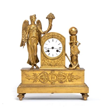  
Orologio da appoggio Impero francese in bronzo dorato Francia, XIX secolo
 Altezza x larghezza x profondità: 34 x 27 x 9 cm