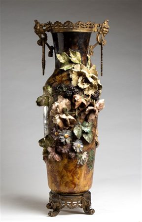 Ernest Sanglan  
Vaso Art Nouveau francese in maiolica Fine XIX, inizio XX secolo
 Altezza x larghezza x profondità: 69 x 26 x 21 cm.