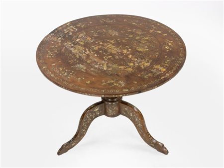  
Tavolo orientale in noce e madreperla XIX secolo
 Altezza x diametro: 68 x 88 cm.