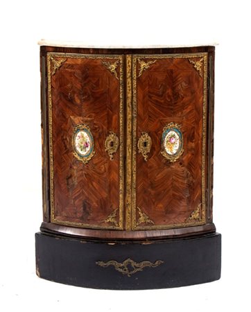  
Angoliera francese Napoleone III in ebano viola  XIX secolo
 Altezza x larghezza x profondità: 91 x 67 x 47 cm.