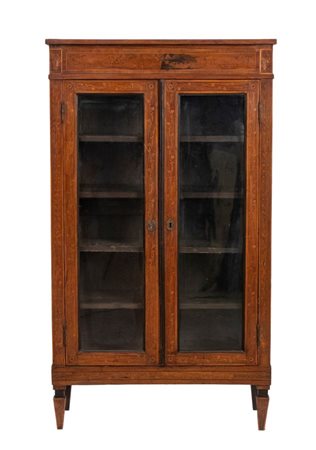  
Vetrina intarsiata italiana in stile Luigi XVI Lombardia, XIX secolo
 Altezza x lunghezza x profondità: 161 x 95 x 37 cm