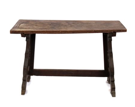  
Tavolo Luigi XV italiano a capretta Italia settentrionale, XVIII secolo
 Altezza x larghezza x profondità: 80 x 127 x 57 cm.