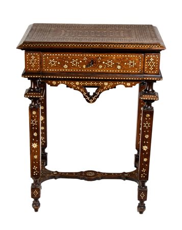  
Tavolo siriano porta lavoro intarsiato in osso Metà XIX secolo
 Altezza x larghezza x profondità 82x 122x 74 cm