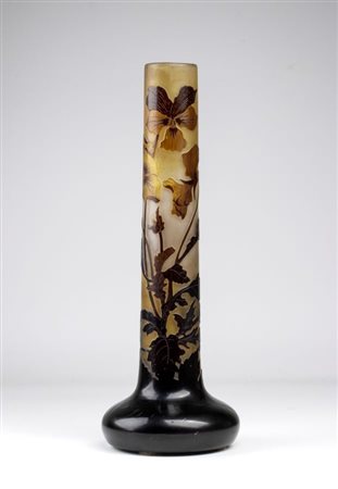 (attribuito a) Émile Gallé (Nancy, 1846 - Nancy, 1904) 
Vaso cilindrico 
 Altezza: 33,5 cm.