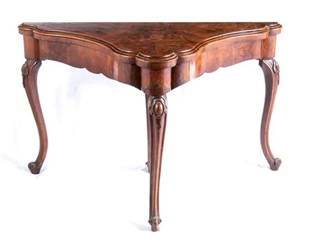  
Tavolo da gioco georgiano inglese fine XVIII secolo
 Altezza x larghezza x profondità: 75 x 125 x 60 cm.