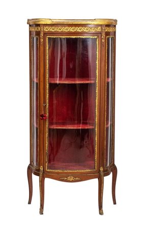  
Vetrina francese in stile Luigi XV XVIII secolo
 Altezza x lunghezza x profondità: 140 x 67 x 32 cm.