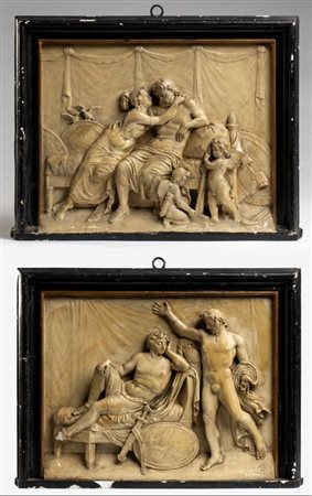  
Coppia di bassorilievi italiani in gesso con scene mitologiche XX secolo
 Altezza x larghezza x profondità: 34 x 42 x 5 cm.