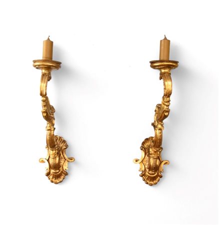  
Coppia di candelieri italiani in legno dorato, Luigi XVI Italia settentrionale, XVIII secolo
 Altezza x larghezza x profondità: 55 x 17 x 30 cm