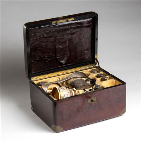  
Set da viaggio francese per signora XIX secolo
 Altezza x larghezza x profondità: 17 x 32 x 23 cm.