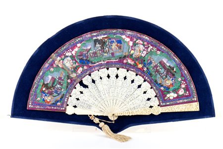  
Ventaglio cinese in osso Dinastia Qing, XX secolo
 Dimensioni ventaglio 28 x 51,5 cm, con cornice 63 x 29 cm. Peso 1650 gr.