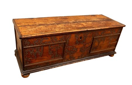  
Cassone Luigi XIV italiano pirografato  Area veneta, XVIII secolo
 Altezza x larghezza x profondità: 53 x 146 x 56 cm