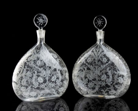  
Coppia di decanter in vetro di Murano 
 Altezza x larghezza: 31 x 22 cm. Peso complessivo: 1840 gr.