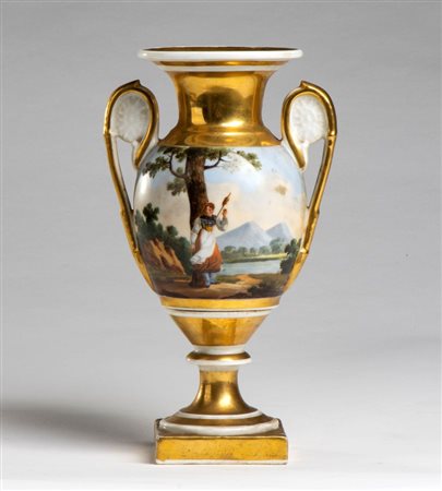  
Vaso Impero francese in porcellana dipinta XIX secolo
 Altezza x larghezza x profondità: 24 x 14 x 9 cm