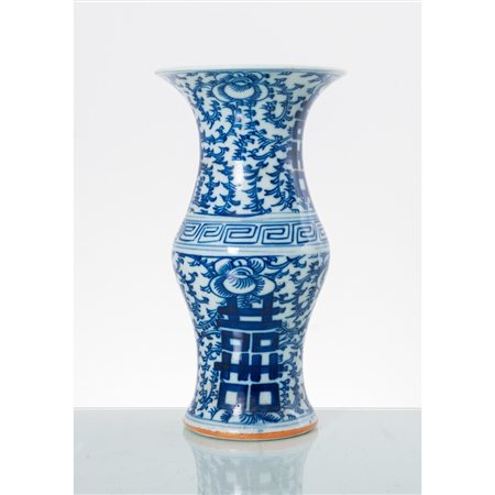 MANIFATTURA CINESE DEL XIX SECOLO, Vaso a tromba