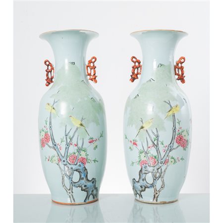 MANIFATTURA ORIENTALE DEL XIX SECOLO, Coppia di vasi