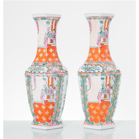 MANIFATTURA ORIENTALE DEL XX SECOLO, Coppia di vasi