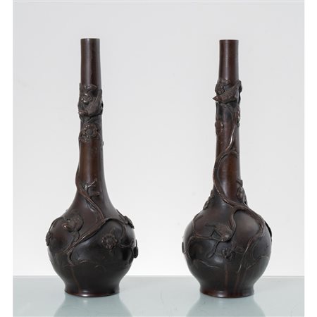 MANIFATTURA ORIENTALE DEL XX SECOLO, Coppia di vasi