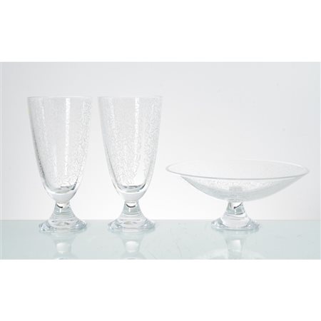 MAN. FRANCESE SECONDA METÀ XX SECOLO, Centrotavola e due vasi