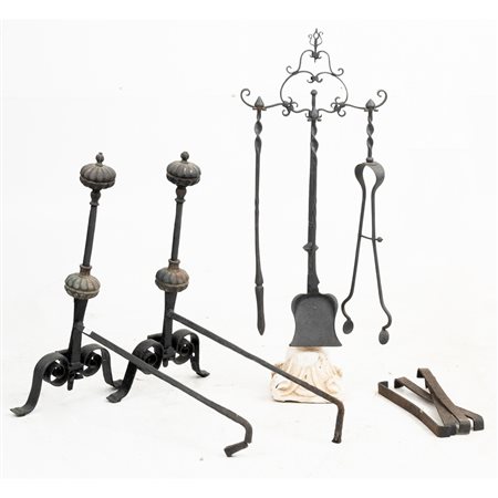 MANIFAT. ITALIANA XVIII SEC., Coppia alari e attrezzi camino