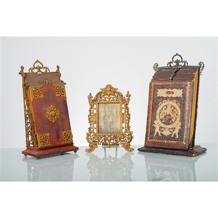 MAN. EUROPEA FINE XIX SECOLO, Specchiera e 2 portafotografie