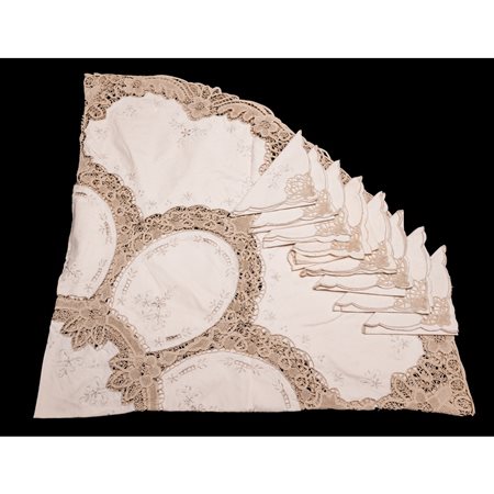 TOVAGLIA di forma circolare con otto tovaglioli