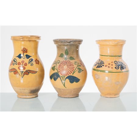 MANIFATTURA EUROPEA DEL XX SECOLO, Due brocche e due vasi