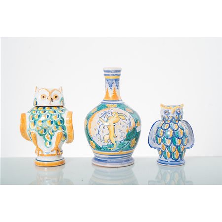 MANIFATTURA SICILIANA DEL XX SECOLO, Due civette e bottiglia