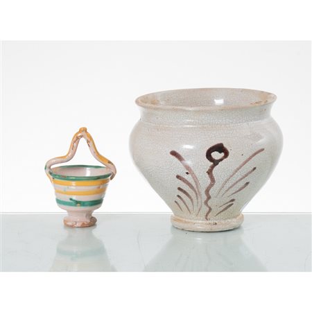 MANIFATTURA SICILIANA DEL XIX SECOLO, Vaso e piccolo cestino