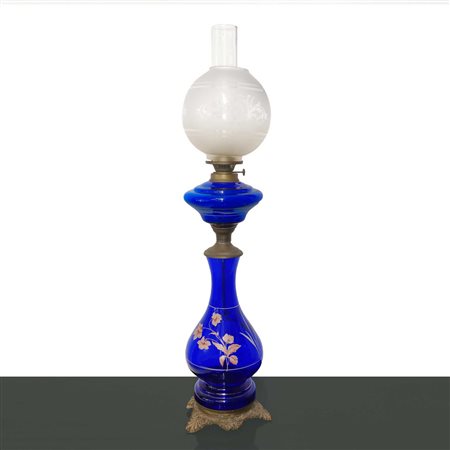 Lume a petrolio in vetro blu dipinto a fiori con diffusore in vetro a palla bulinato, Primi 20° secolo