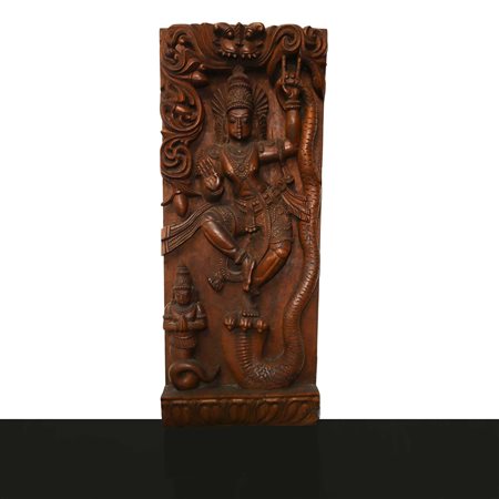 Pannello ligneo scolpito a mezzotondo raffigurante divinità indiana