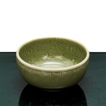 Ciotola cinese verde con decorazioni, Ming , dinastia