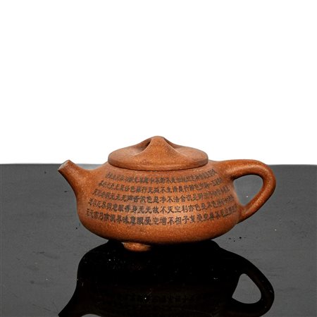 Teiera in argilla viola con iscrizioni su tutto il corpo, Cina 1963