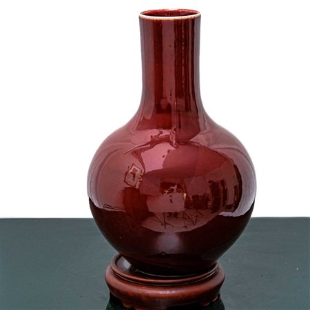 Vaso rosso sangue di bue con base in legno, 19° secolo
