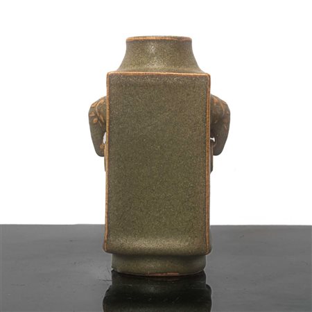 Vaso in porcellana cinese con prese finerali ad elefante