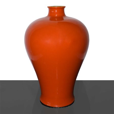Grande vaso in porcellana smaltata rossa della dinastia Qing, 18° secolo