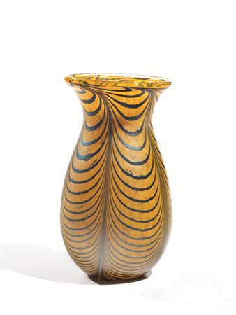 VASOManifattura Loetz, AustriaVetro a fondo giallo con decori in blualt. cm...