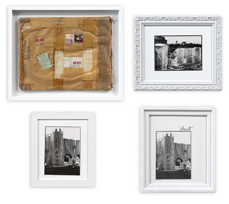 CHRISTO (1935-2020) - Lotto unico composto da 3 foto ed 1 busta
