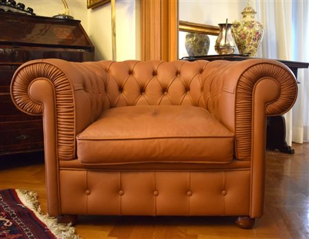 Coppia di poltrone a pozzetto imbottite e rivestite in ecopelle capitonnè cm...