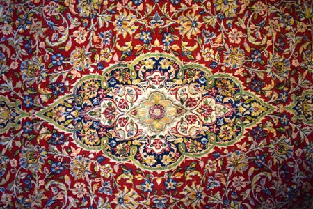 Tappeto persiano campo centrato da motivo a goccia nei toni del porpora,...